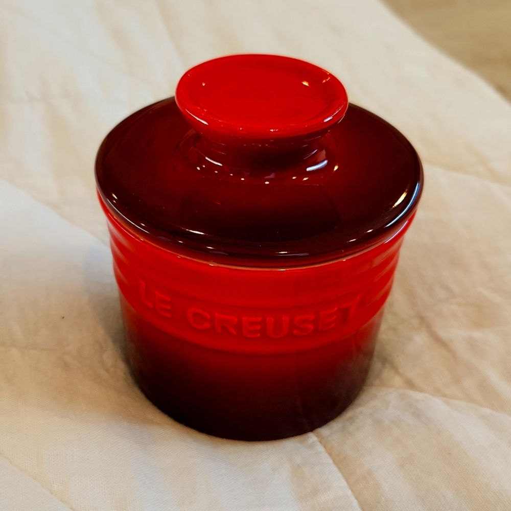 Le Crueset Butter Buttercrock cerise in color